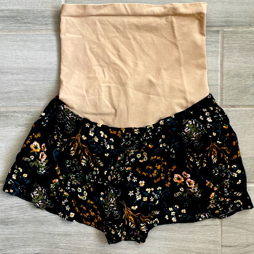 Pea in the pod size small maternity shorts floral lightweight